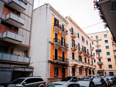 ...�scontrandosi� infine con due basse palazzine ottocentesche colorate tipiche del quartiere Madonnella